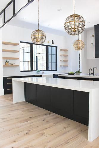 جزیره آشپزخانه بــلانوا با صفحه سفید واترفال و بدنه مشکی در فضای مدرن